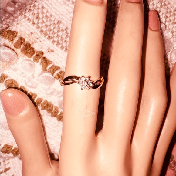 Elegant solid 10k yellow Gold Floral Ring - Picture 9 of 10